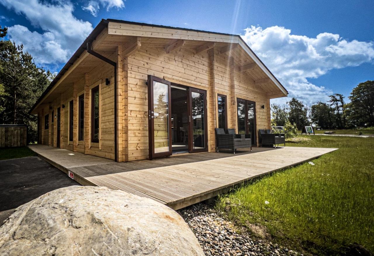 Sundance Lodge, Fantastic New Cabin With Hot Tub - Sleeps 6 - Largest In Felmoor Park Morpeth Exterior foto
