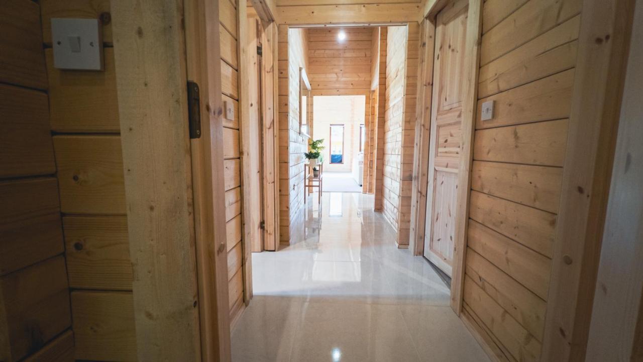 Sundance Lodge, Fantastic New Cabin With Hot Tub - Sleeps 6 - Largest In Felmoor Park Morpeth Exterior foto