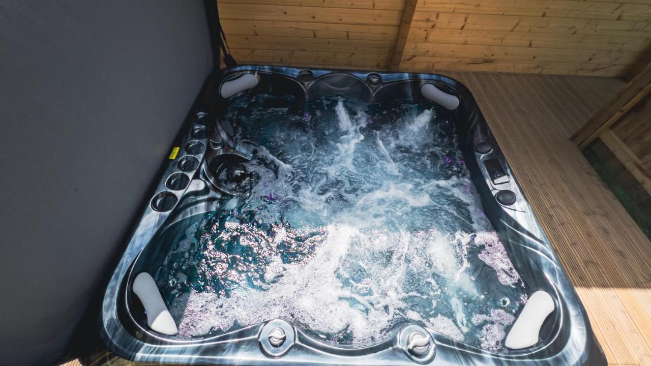 Sundance Lodge, Fantastic New Cabin With Hot Tub - Sleeps 6 - Largest In Felmoor Park Morpeth Exterior foto