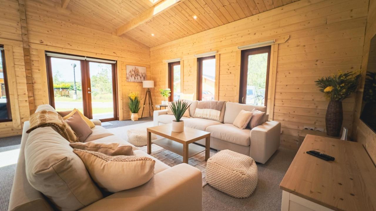 Sundance Lodge, Fantastic New Cabin With Hot Tub - Sleeps 6 - Largest In Felmoor Park Morpeth Exterior foto