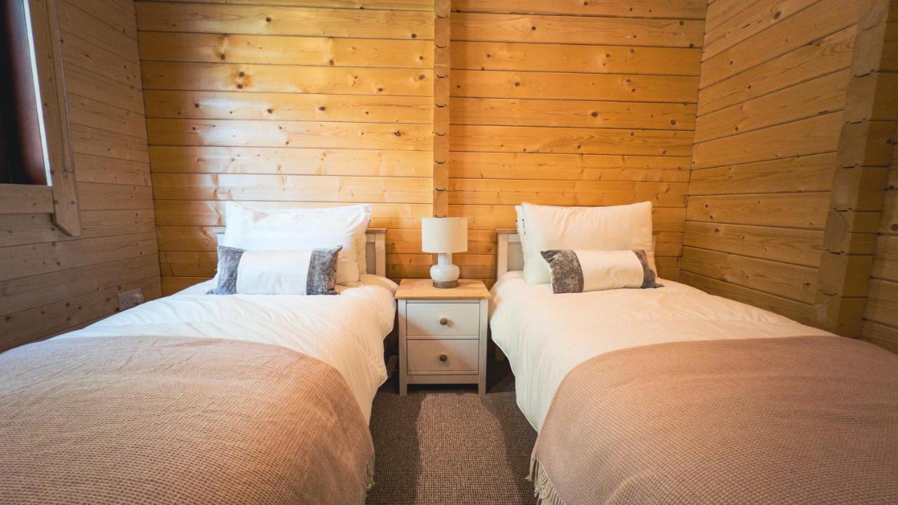 Sundance Lodge, Fantastic New Cabin With Hot Tub - Sleeps 6 - Largest In Felmoor Park Morpeth Exterior foto