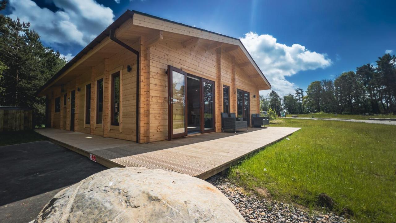Sundance Lodge, Fantastic New Cabin With Hot Tub - Sleeps 6 - Largest In Felmoor Park Morpeth Exterior foto