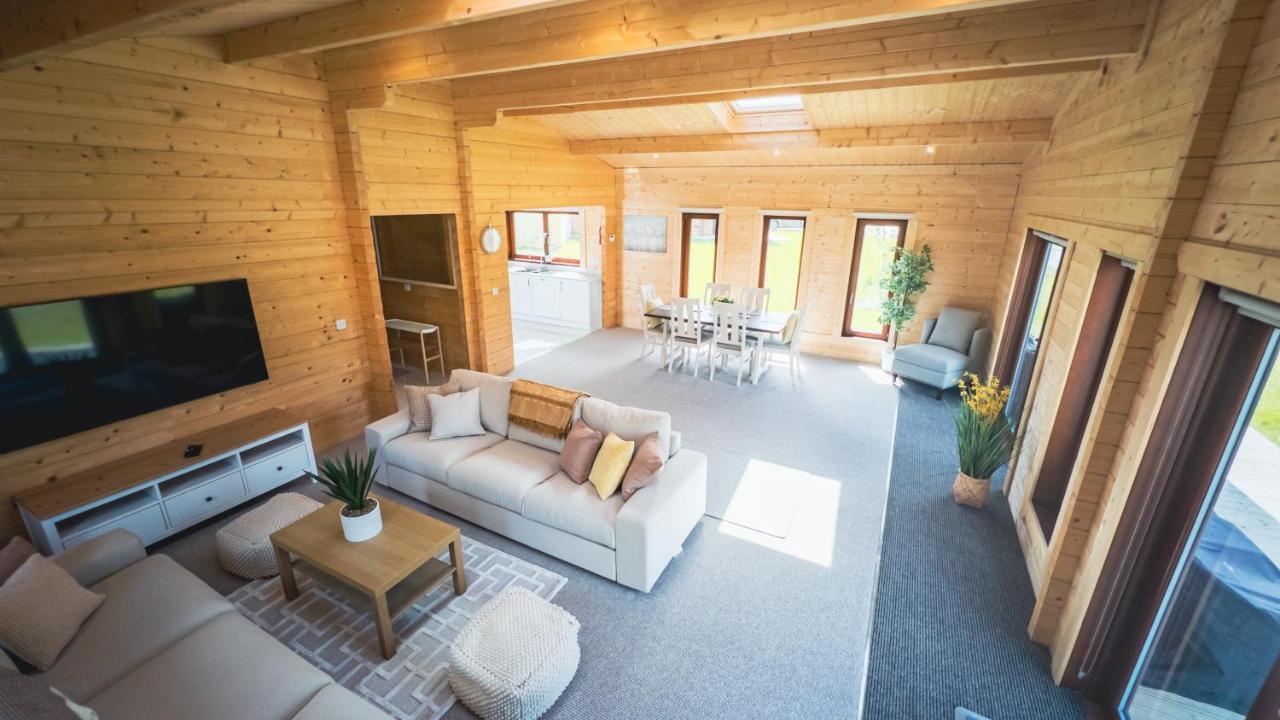 Sundance Lodge, Fantastic New Cabin With Hot Tub - Sleeps 6 - Largest In Felmoor Park Morpeth Exterior foto